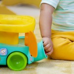 Jucărie de tras și împins Bright Starts Pop & Roll Safari Bus