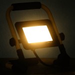 vidaXL Proiector cu LED și mâner, 30 W, alb cald vidaXL Proiector cu LED și mâner, 30 W, alb cald
