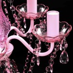 Lustră roz de cristal artificial cu 5 becuri Lustră roz de cristal artificial cu 5 becuri