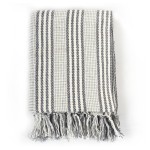 vidaXL Pătură decorativă cu dungi, bumbac, 220 x 250 cm, gri și alb vidaXL Pătură decorativă cu dungi, bumbac, 220 x 250 cm, gri și alb
