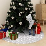 vidaXL Covor fustă de brad Crăciun cu șosetă, alb, 150 cm, țesătură vidaXL Covor fustă de brad Crăciun cu șosetă, alb, 150 cm, țesătură