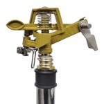 Aspersor impuls pentru gradină din zinc pe suport trepied Aspersor impuls pentru gradină din zinc pe suport trepied