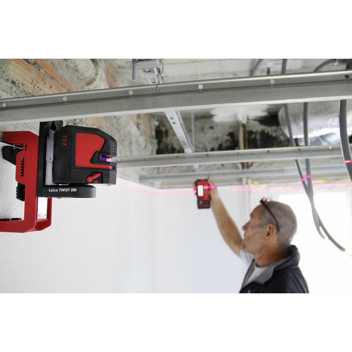 Nivel laser cu linii Leica Geosystems L2