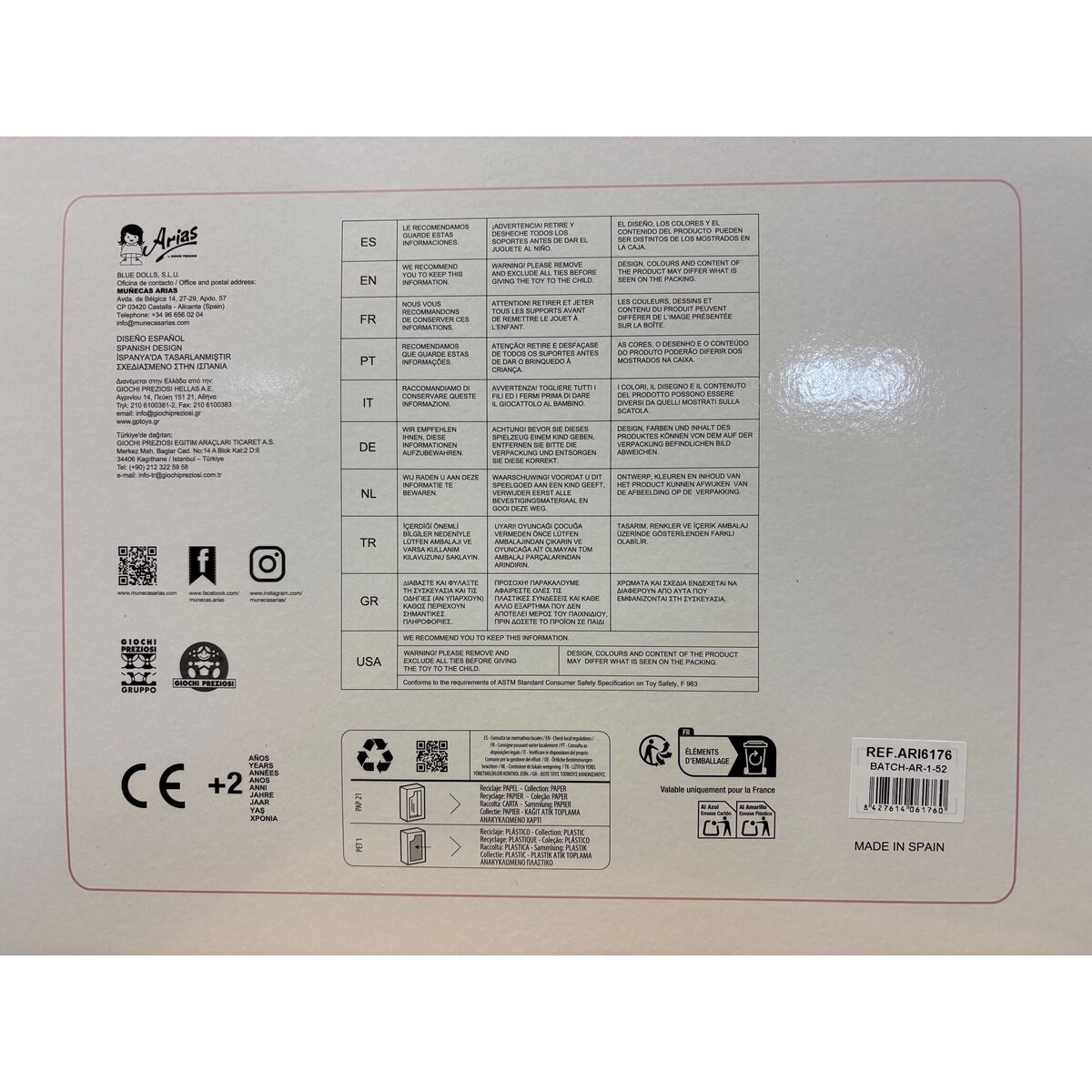 Hainele păpușii Arias
