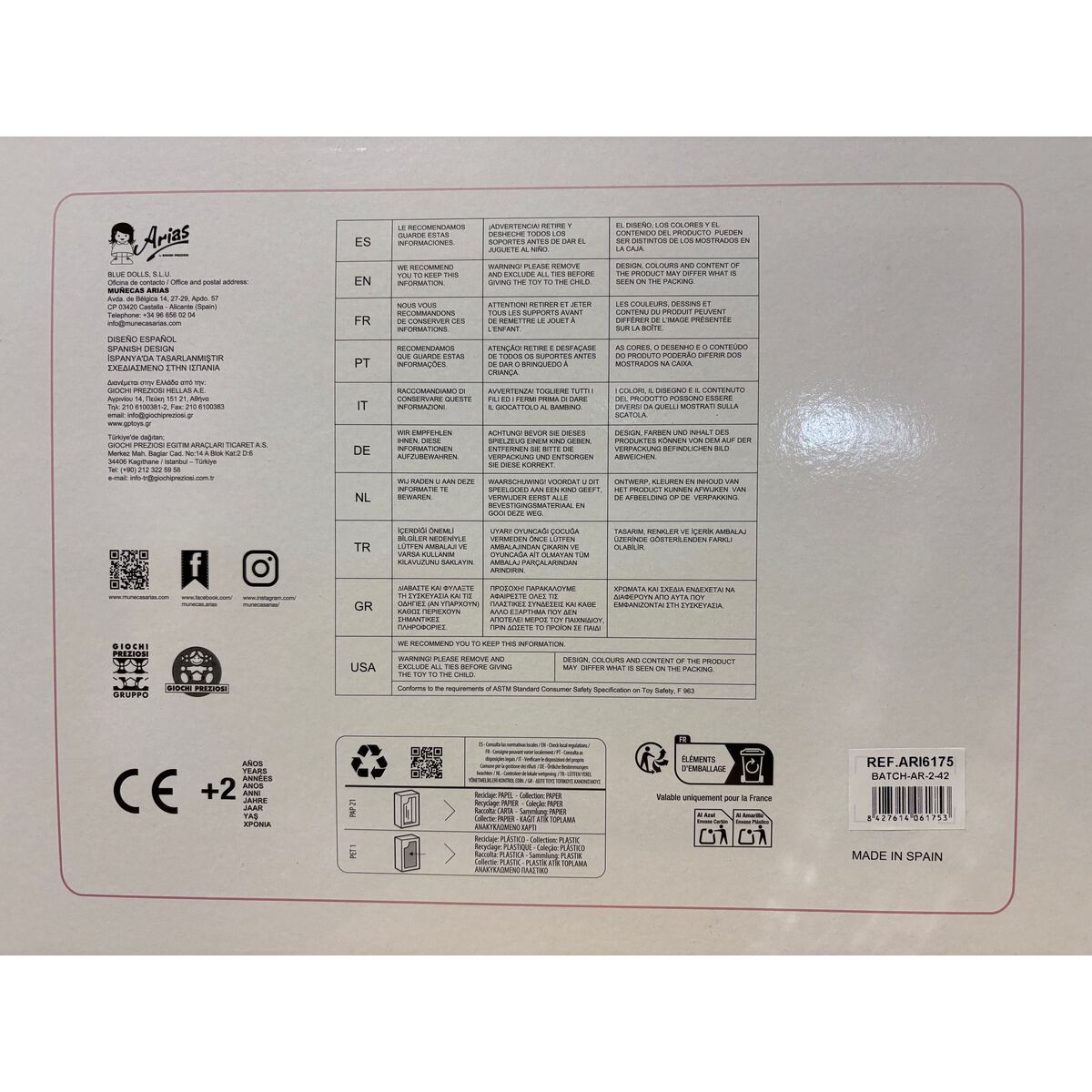Hainele păpușii Arias