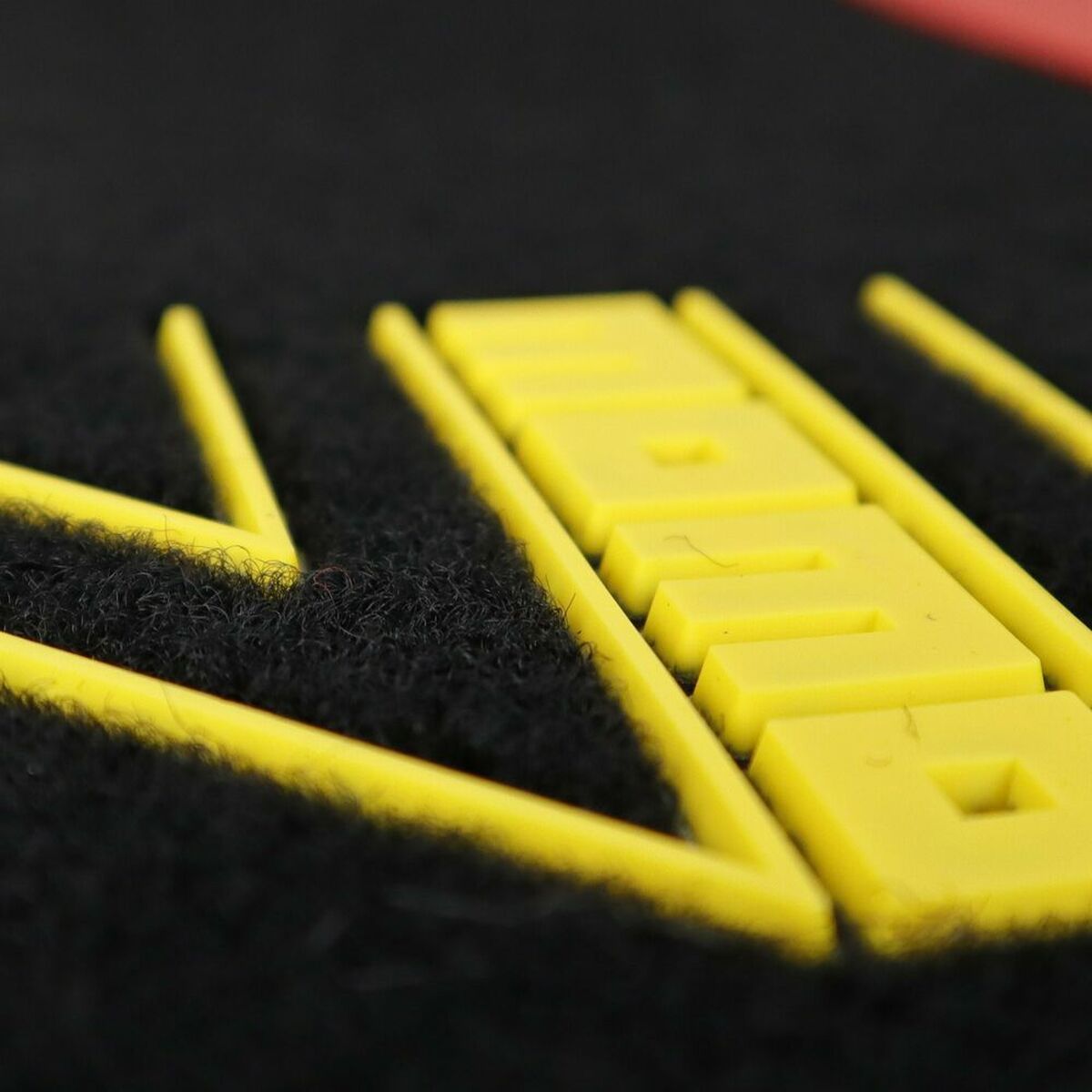 Covor de podea auto MOMO MOMLCM4A7BR Universal