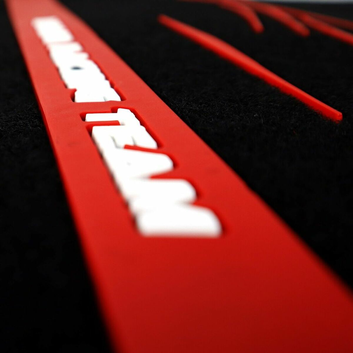 Covor de podea auto MOMO MOMLCM4A7BR Universal