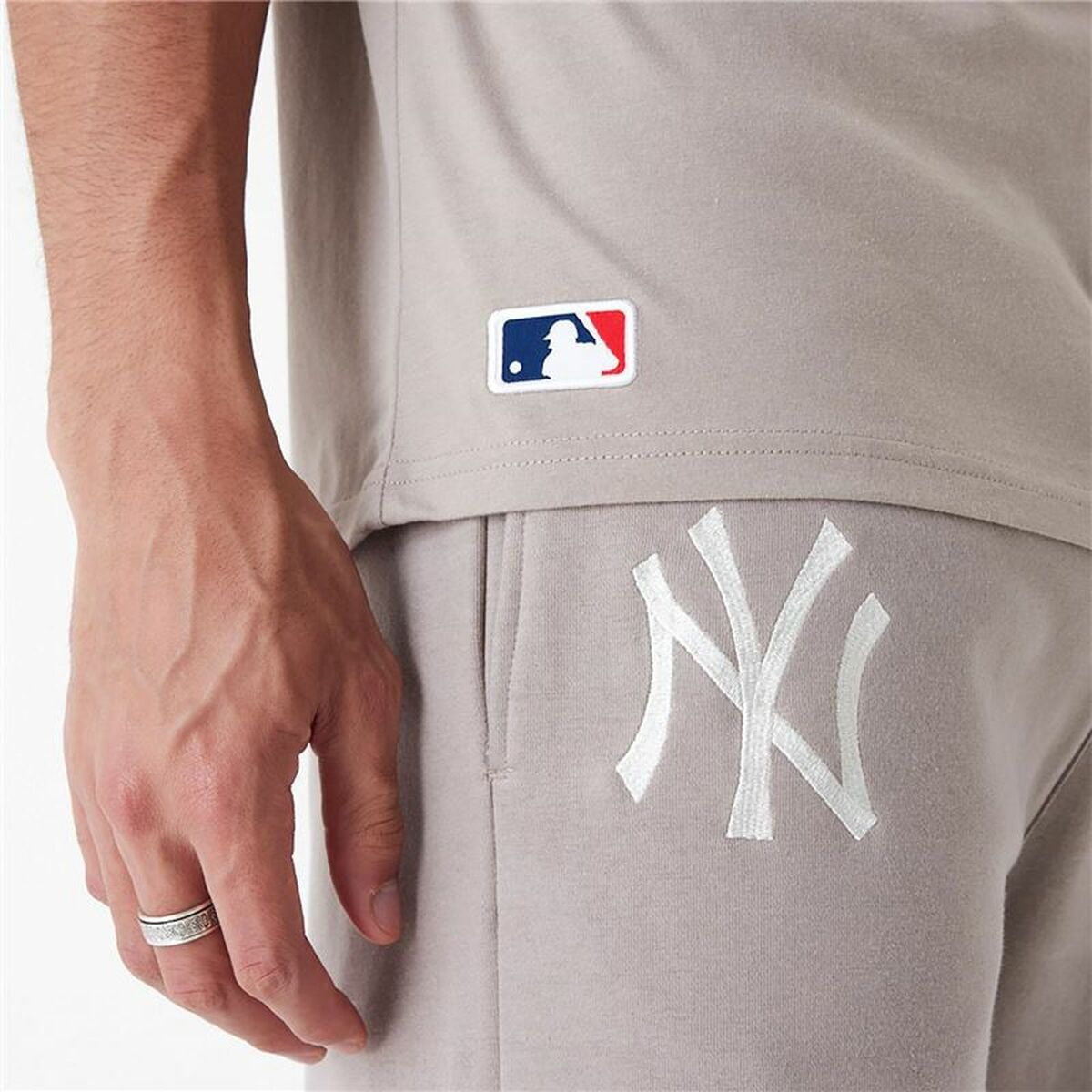 Tricou cu Mânecă Scurtă Bărbați New Era ESSNTLS LC OS TEE NEYYAN 60435555 Maro Deschis (M)