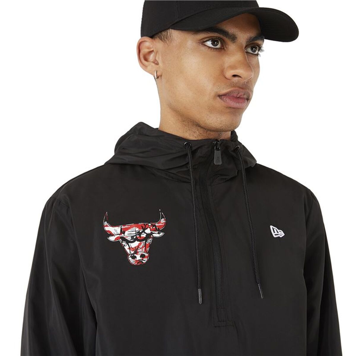 Hanorac cu Glugă Bărbați New Era Chicago Bulls Camo Logo Windbreacker Negru