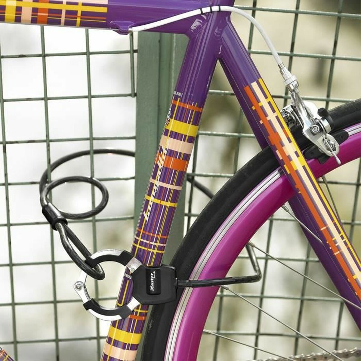 Cablu cu lacăt Master Lock Negru