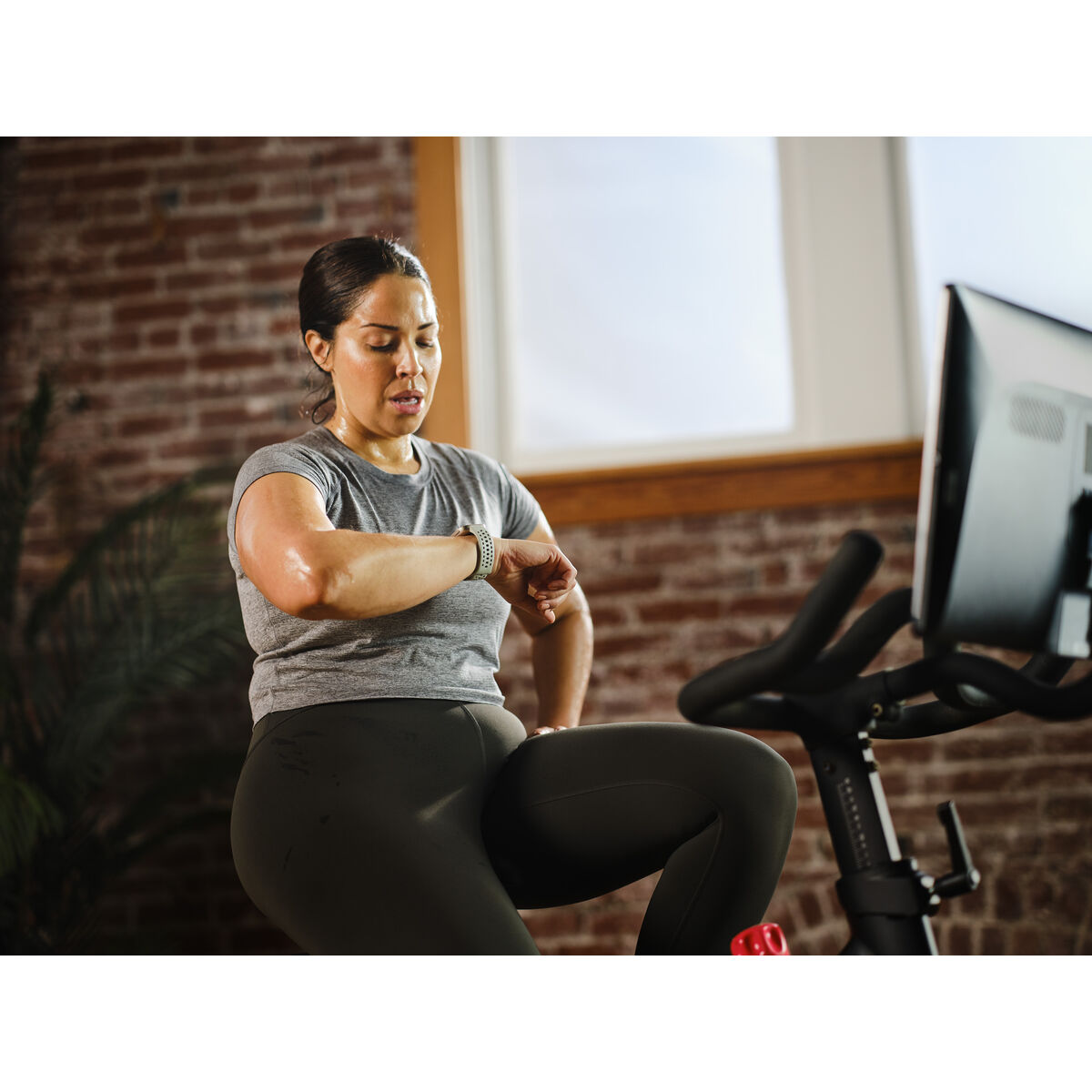 Smartwatch Amazfit BIP 6 Auriu* 1,97"