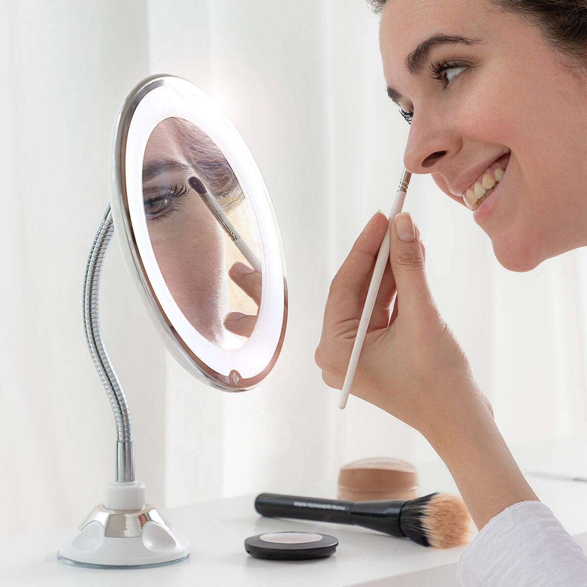 Oglindă cosmetică cu LED cu picior flexibil și ventuză Mizoom InnovaGoods
