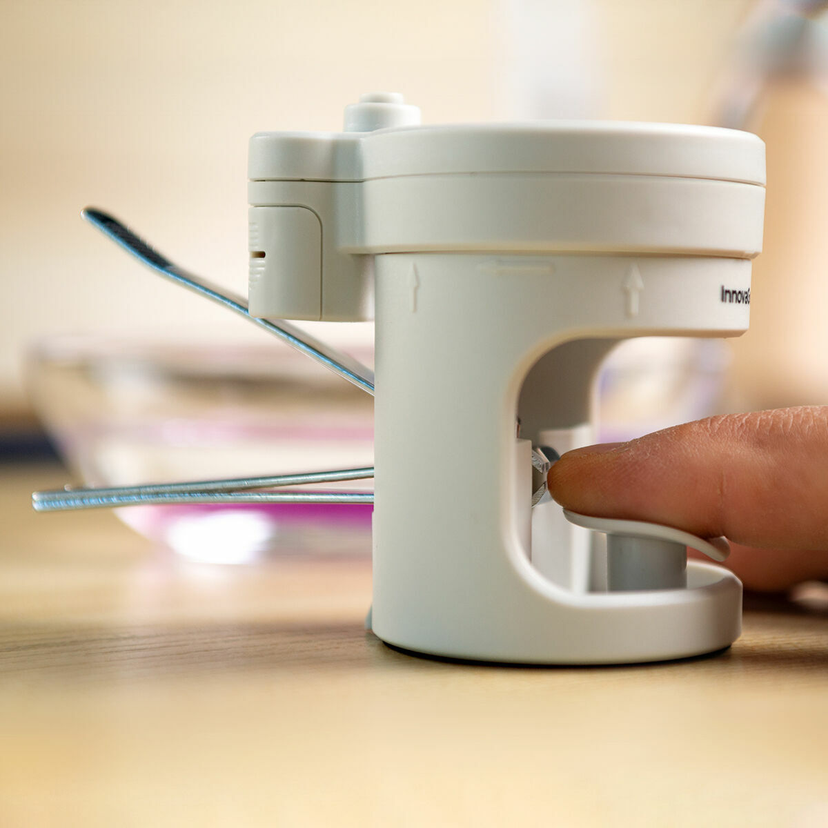 Unghieră cu lumină LED, lupă și pilă Clail InnovaGoods